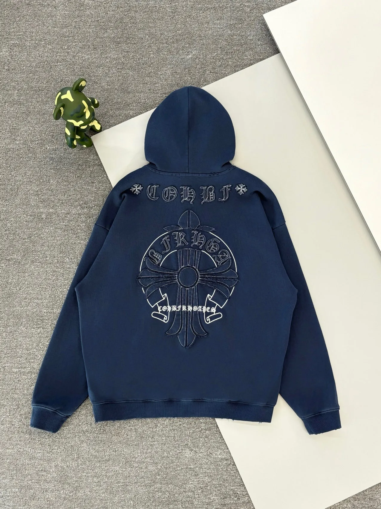 P340 [Higher version] Chrome Hearts*Chrome heart patch embroidered horseshoe logo‼ ️Hooded sweatshirt *Made of 430g pure cotton sweatshirt fabric with double yarns. The fabric is woven with double yarns and twisted together. The strength is 40% higher than that of single yarns, forming a three-dimensional texture similar to the texture of tripe. It not only maintains the moisture absorption and breathability of pure cotton, but also achieves "softness and not collapse" through double yarn thickening. The whole strip of Maliu scanning spray technology uses the washing process to produce a natural fading effect in parts, and the os version has a more lazy and loose feeling. *Laser burnt patch embroidery➕Frayed process: micro-label on the chest patch, large logo horseshoe pattern on the back, heavy laser burnt three-dimensional patch embroidery pattern design, washed and frayed, and the overall garment presents a lazy style. *Whether it is daily outings or sports and fitness, you can show your trendy attitude and become the focus of the street. Same style for men and women 𝐂𝐎𝐋𝐎𝐔𝐑: white, blue, black 𝐒𝐈𝐙𝐄: S-XL